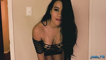 Une brune portoricaine baise avec un plug anal dans le cul