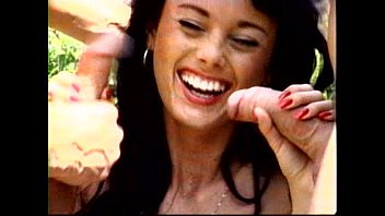 Anita Dark est très heureuse avec une bite dans chaque main