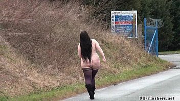 Abspielen Dickes Mädchen taucht nackt auf der Fahrt auf