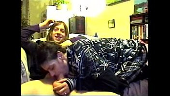 Abspielen Spionagekamera, wie die Mutter deiner besten Freundin dir einen Blowjob gibt