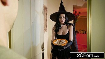 Abspielen Ariana Marie isst an Halloween einen guten Lutscher