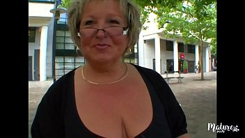 Jouer grand-mère carole peut prendre l'argent pour faire du porno