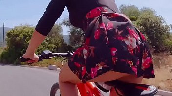 Reproduzir Marina beaulieu anda de bicicleta enquanto se masturba com um vibrador