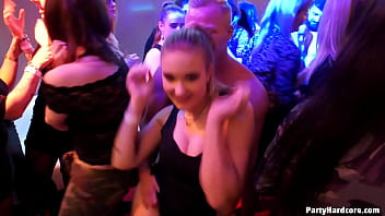 Riproduci Una festa hardcore ci porta un'orgia di donne assetate di cazzo
