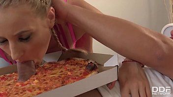 Jouer La chose la plus géniale au monde : kiki cyrus suce une bite qui sort pour une pizza