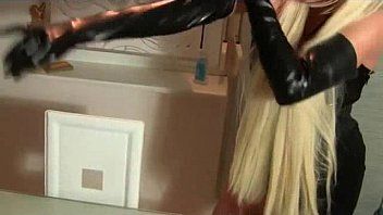 Play The lady masturbating between her breasts and wearing gloves