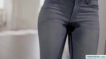 Riproduci Il padre cerca di risolvere i problemi della figa bagnata della figlia con un creampie