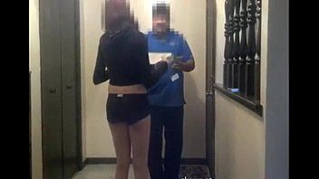 Pagarle pizza al repartidor con una buena mamada