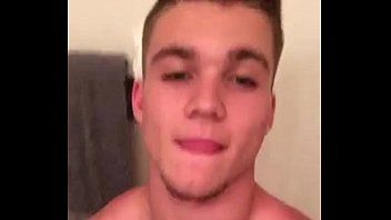 Reproducir Kyle Dean elige masturbarse mientras se ducha y graba