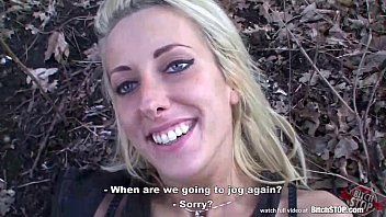 Afspelen Blonde teef geeft uiteindelijk een pijpbeurt in het park en neukt