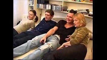 Afspelen Hete swingers onder een groep vrienden