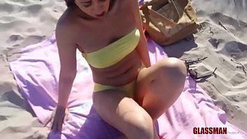 Afspelen Hij ontmoet een Spaanse vrouw en op het strand biedt hij aan om seks met haar te hebben