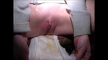 Reproducir Una gorda se caga en pañales