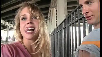 Afspelen Marcela rubita zuigt op een treinstation