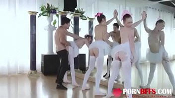 Jouer De très jeunes danseuses obligées de baiser comme des chiennes