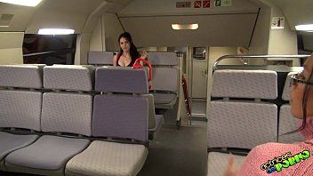 Redă Lesbiene chineze fac sex în public în trenul din Barcelona