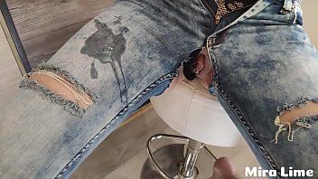 Reproduzir Ele coloca seu pau em seu jeans rasgado e a emaranha em sua tanga