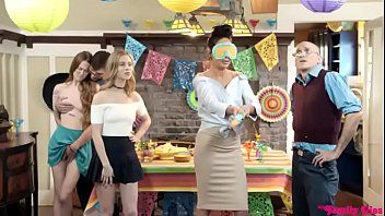 Abspielen Mädchen drehen auf einer morbiden Familienparty durch