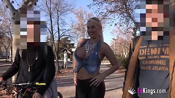 Reproduzir Atriz pornô muito peituda e cruel procura estudantes para foder