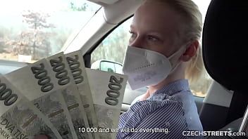 Odtwórz Rosyjska nastolatka rucha się z nieznajomym za pieniądze.