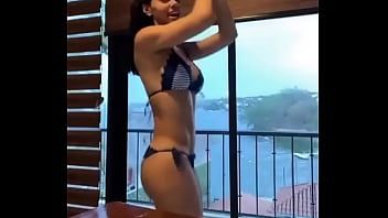 Jouer L'actrice cubaine Livia Brito pose nue dans le photomaton