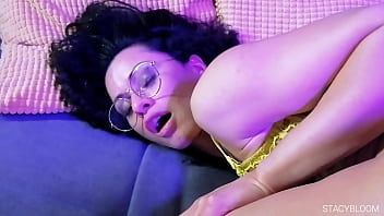 Riproduci Stacy italiana matura fa uno spettacolo erotico a casa con uno sfondo al neon