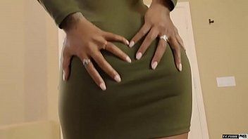 Riproduci Una deliziosa donna di colore ha bisogno di un massaggio per il culo e la figa