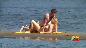 Odtwórz Nagie kobiety i pary uprawiające seks na plaży