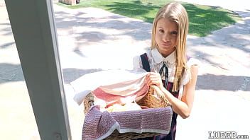 Reproducir La adolescente rubia Asuna Fox le quita la ropa al vecino y terminan teniendo sexo