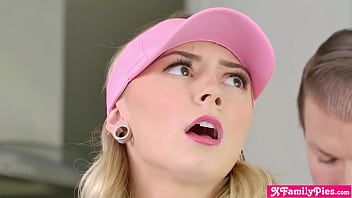 Jouer Il baise sa petite soeur chloe temple tout en lui apprenant à jouer au golf