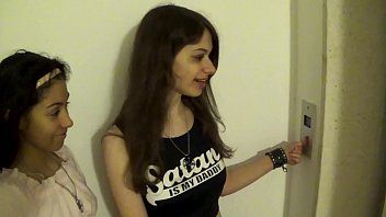 Jouer Un reportage qui se transforme en trio.