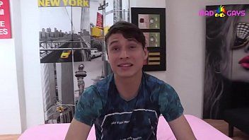 Reproducir Venezolano se rocía con su semen gay