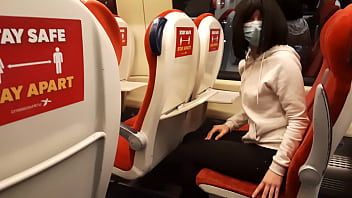 Odtwórz Napalony nieznajomy robi ci ręczną robotę w pociągu