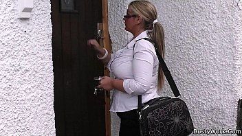 Abspielen Kurvige Frau mit großen Titten wird von hinten gefickt
