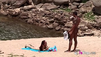 Abspielen Der talentierte Kubaner sucht einen Spanier, der sie am Strand fickt
