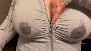 Jouer Gros seins veineux chargés de lait