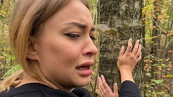 Abspielen Für sie aufgenommener Thai-Fick im Wald
