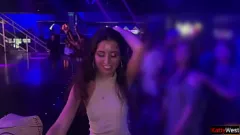 Afspelen Openbaar toilet anaal neuken: Katty West wordt in haar kont geneukt in een nachtclub